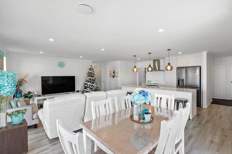 Photo of property in 21 Dumas Place, Rosehill, Papakura, 2113