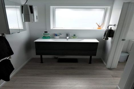 Photo of property in 32a Wade River Road, Stanmore Bay, Whangaparaoa, 0932