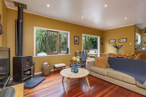 Photo of property in 33 Glenesk Road, Piha, New Lynn, 0772