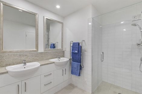 Photo of property in 2/2a Frieston Road, Milford, Auckland, 0620