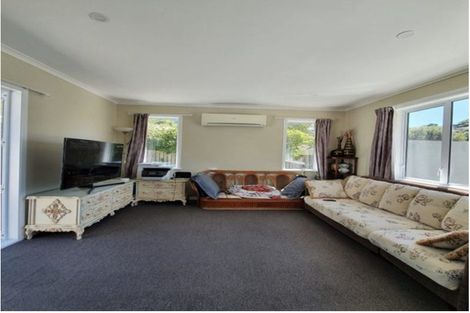 Photo of property in 106 Broderick Road, Johnsonville, Wellington, 6037