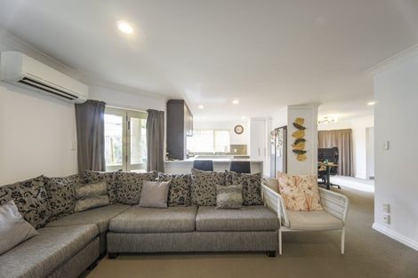 Photo of property in 9 Burleigh Place, Rototuna, Hamilton, 3210