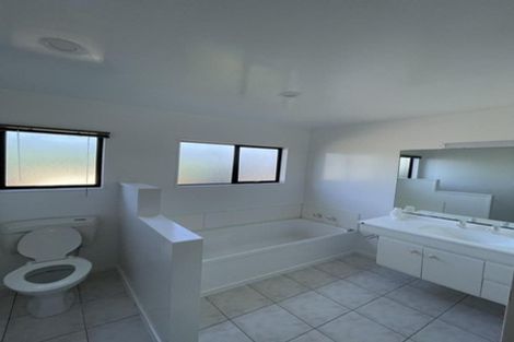 Photo of property in 5 Goldfinch Rise, Unsworth Heights, Auckland, 0632