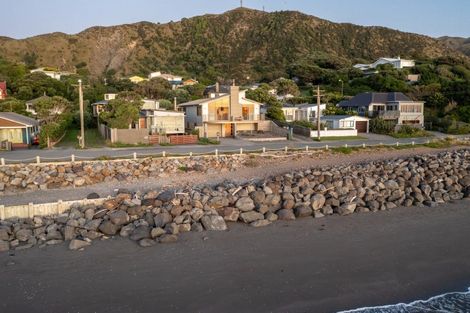 Photo of property in 52 The Parade, Paekakariki, 5034