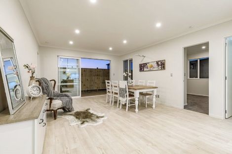 Photo of property in 3 Konoba Avenue, Kumeu, 0810