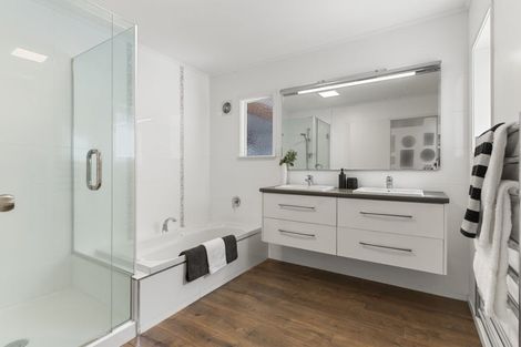 Photo of property in 16 Eastcliffe Road, Castor Bay, Auckland, 0620