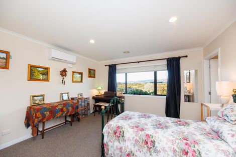 Photo of property in 12 Ron Place, Fitzherbert, Palmerston North, 4410