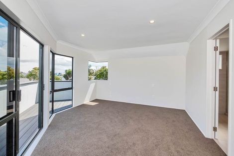 Photo of property in 2/36 Devon Road, Bucklands Beach, Auckland, 2012