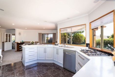 Photo of property in 11 Shelter Grove, Frankleigh Park, New Plymouth, 4310