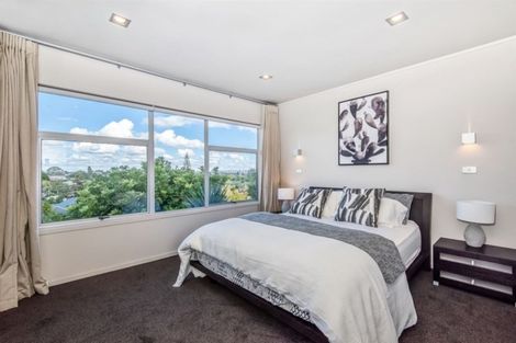 Photo of property in 42 Ravenwood Drive, Forrest Hill, Auckland, 0620