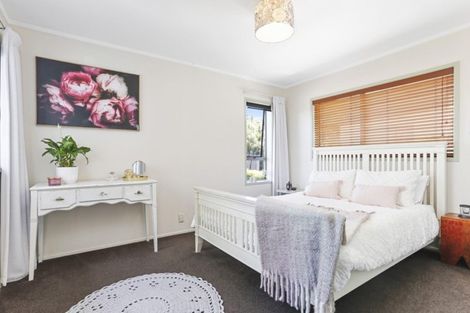 Photo of property in 8 Valdese Rise, Browns Bay, Auckland, 0630