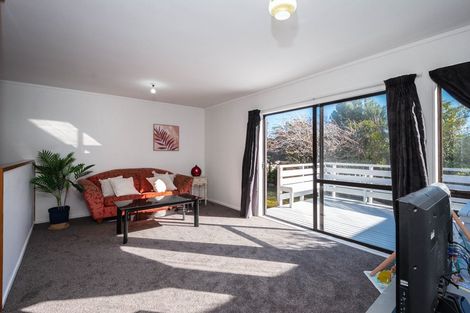 Photo of property in 11b Warrington Grove, Newlands, Wellington, 6037