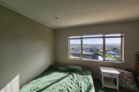 Photo of property in 2/12 Veagh Place, Highland Park, Auckland, 2010