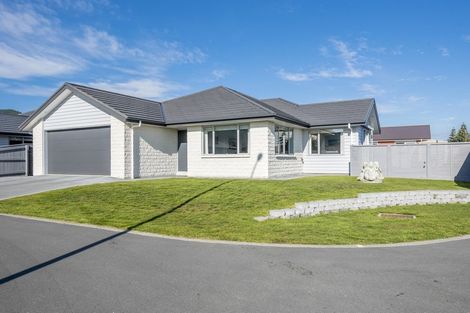 Photo of property in 13 Saint Vincent Way, Waikanae, 5036