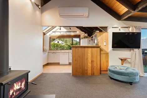 Photo of property in 138a Wynyard Crescent, Fernhill, Queenstown, 9300