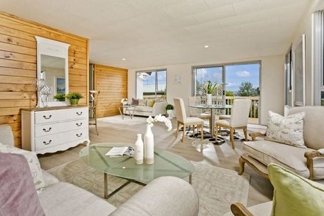 Photo of property in 9 Jumento Place, Unsworth Heights, Auckland, 0632