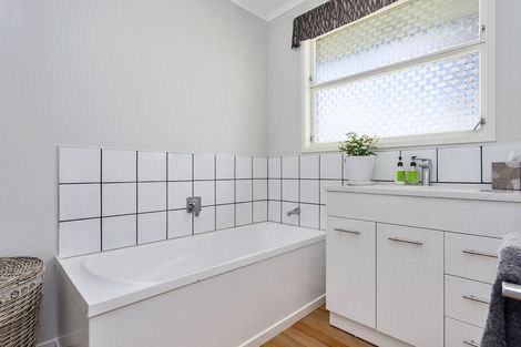 Photo of property in 281 Shakespeare Street, Leamington, Cambridge, 3432