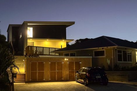 Photo of property in 4 Black Rock Road, Newlands, Wellington, 6037