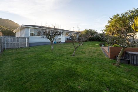 Photo of property in 2 Fitzwilliam Terrace, Tawa, Wellington, 5028