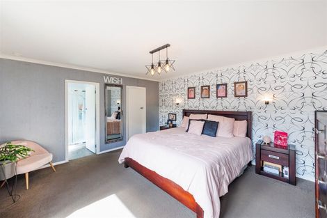 Photo of property in 34 Surrey Crescent, Hokowhitu, Palmerston North, 4410