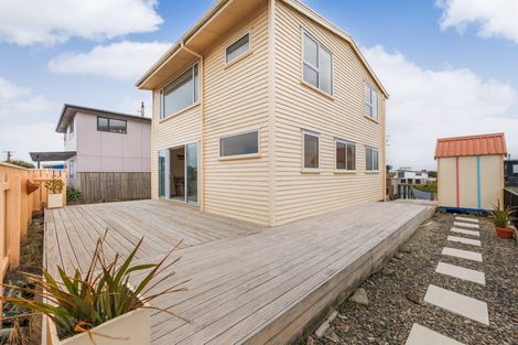 Photo of property in 19 Marine Parade South, Foxton Beach, Foxton, 4815