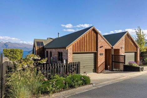 Photo of property in 138a Wynyard Crescent, Fernhill, Queenstown, 9300