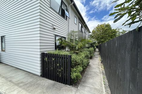 Photo of property in 5/30 West Coast Road, Glen Eden, Auckland, 0602