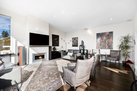 Photo of property in 9 Matakauri Place, Fernhill, Queenstown, 9300