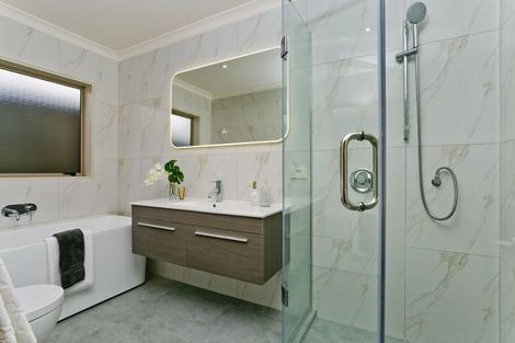 Photo of property in 2/11 Camelot Place, Glenfield, Auckland, 0629