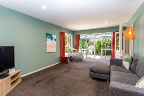 Photo of property in 2/138 Memorial Avenue, Burnside, Christchurch, 8053