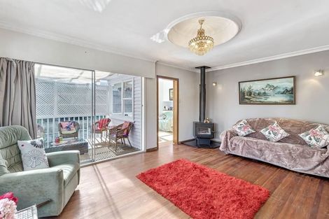 Photo of property in 49 Totaravale Drive, Totara Vale, Auckland, 0629