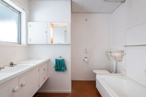 Photo of property in 21 Holdaway Avenue, Northcote, Auckland, 0627