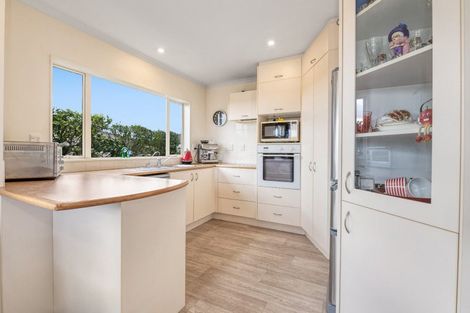 Photo of property in 16 Elan Place, Stanmore Bay, Whangaparaoa, 0932