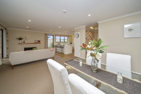 Photo of property in 7 Manurau Crescent, Merrilands, New Plymouth, 4312