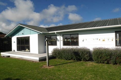 Photo of property in 79 Queens Road, Waikanae Beach, Waikanae, 5036
