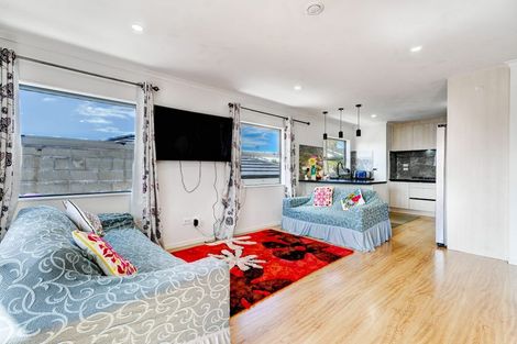 Photo of property in 74a Awaroa Road, Sunnyvale, Auckland, 0612