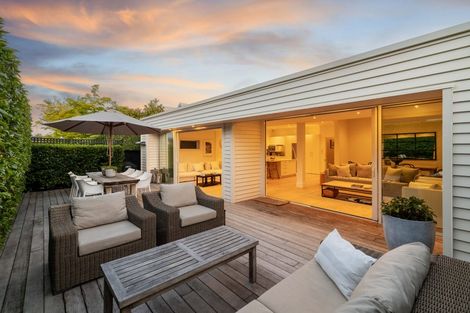 Photo of property in 33 Hawkesbury Avenue, St Albans, Christchurch, 8014