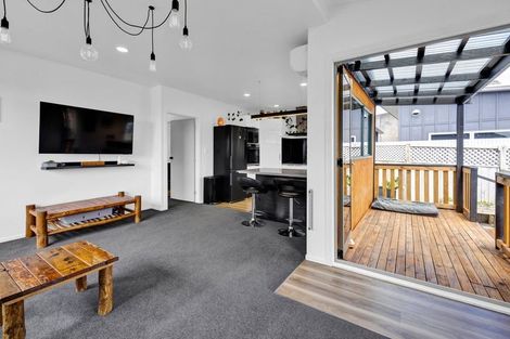 Photo of property in 30 Pioneer Road, Moturoa, New Plymouth, 4310