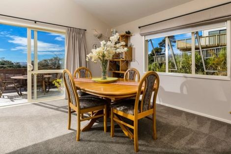 Photo of property in 2 Kittiwake Drive, Schnapper Rock, Auckland, 0632