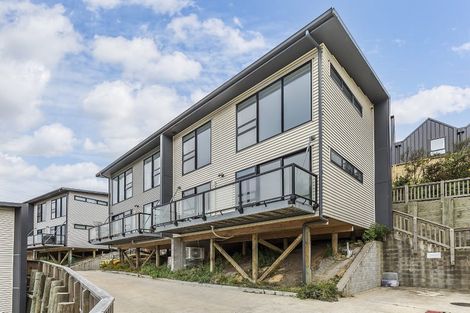 Photo of property in 15 Ara Patukawenga, Tawa, Wellington, 5028