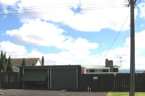 Photo of property in 97 Stanley Point Road, Stanley Point, Auckland, 0624
