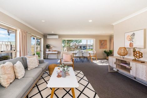 Photo of property in 17 Balmerino Grove, Waikanae, 5036