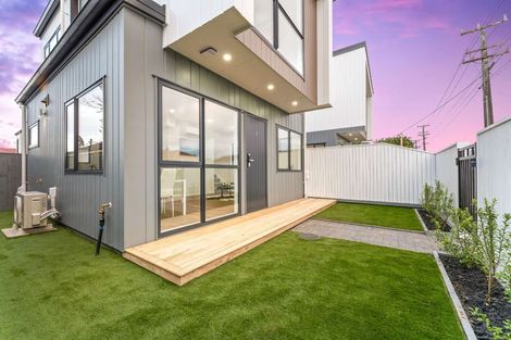 Photo of property in 2/113 Flanshaw Road, Te Atatu South, Auckland, 0610