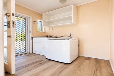 Photo of property in 2/53 Ayton Drive, Totara Vale, Auckland, 0629