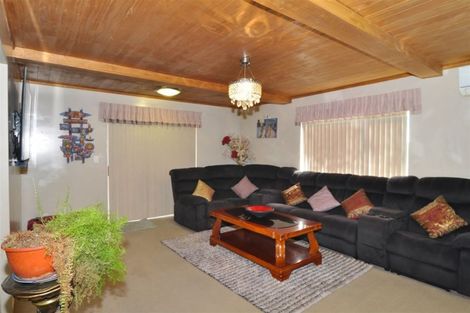 Photo of property in 2a Bamboo Grove, Kelston, Auckland, 0602