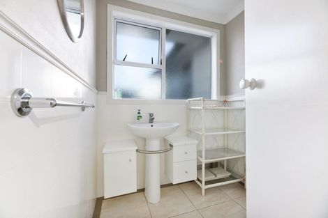 Photo of property in 82 Kelman Road, Kelston, Auckland, 0602