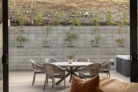 Photo of property in 6 Florence Close, Queenstown Hill, Queenstown, 9300