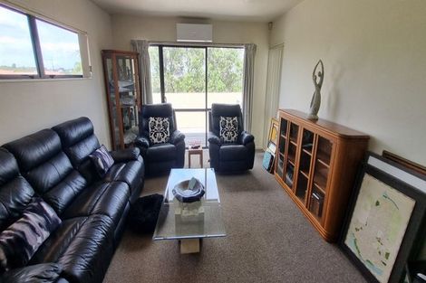 Photo of property in 22 Baulcomb Parade, Windsor Park, Auckland, 0632