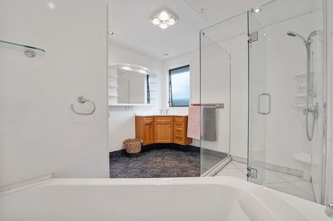 Photo of property in 13 Winstone Place, Highlands Park, New Plymouth, 4312