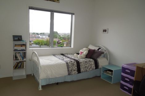 Photo of property in 9/3 Riverside Road, Orewa, 0931